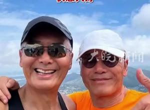 周潤發曬跑步照慶祝70歲生日，穿黑色背心、戴棒球帽合影留念，狀態大好