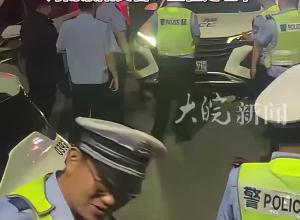 男子為躲查酒駕鉆入警車(chē)車(chē)底 目擊者：3個(gè)多小時(shí)不出來(lái) 河南濮陽(yáng)交警：正在處理中