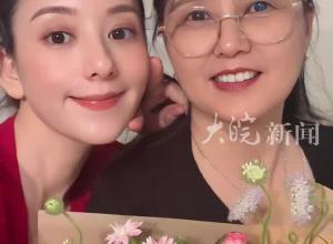 郭富城37歲妻子方媛發布合影：媽媽年輕似姐妹！兩個女兒罕見露面