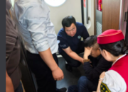列车上一乘客突然昏迷 好心人开展急救