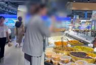 女子用超市公筷試吃咸菜后插回 市監局：第一時間現場處理 后續相關工作還在跟進中