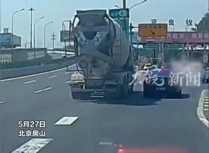 水泥罐車收費站連撞燈桿翻車起火 目擊者：有人火浪中被拽出