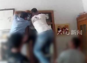 紅色襪子包裹10000元現(xiàn)金 藏在家中門框上被盜？警方：偷錢的是老鼠