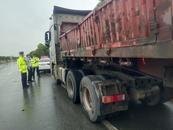 大貨車遮擋牌照后組隊多天多次闖紅燈結隊逆行，13人被拘