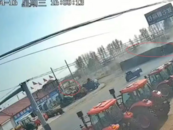 货车侧翻后执法者未救援离开，受伤司机：试图给钱私了但执法人员没同意