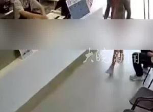 男子赤裸持刀闖入古茗奶茶店 男子被店員拖至店外制服