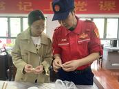巧手包饺颂母爱，致敬军属绽芳华  