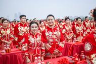 脫下工裝換禮服，302對新人在合肥駱崗公園舉辦集體婚禮  