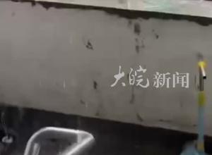 湖南岳陽突發(fā)大風(fēng)暴雨 當(dāng)?shù)卮迕裰v述： 家中屋頂瓦片被吹落，玻璃破碎