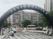 小区门口摆黑色“悼念老人逝世”拱形门引争议，社区：系当地习俗，一般放三天会拆掉