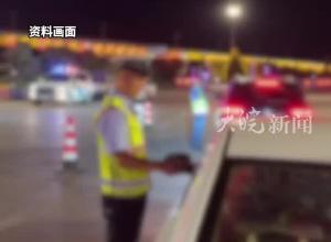 交警查酒駕，車上沒司機？ 在后排和副駕查到兩個“酒司機” 