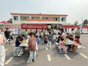 “阅读大篷车”驶入乡村小学