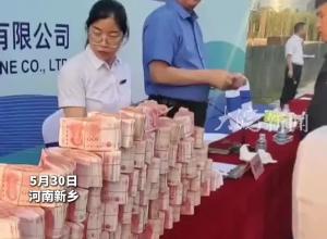 河南礦山老板現場發500多萬 讓員工帶薪回家收小麥