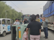 三轮车侧翻困住母子三人 蒙城公交驾驶员急救援