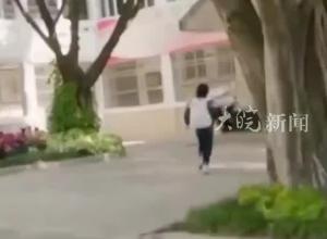 在軍事競賽中奪冠 丁王英放假回鄉看望恩師 張桂梅為她戴上黨員徽章