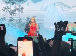 網紅那藝娜演唱會被曝假唱現場 驚現兒童版《蘋果香》