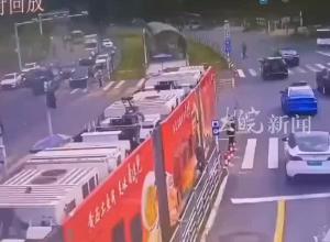  罐裝貨車撞上有軌電車 黃石市交通運輸局：兩名乘客被擦傷