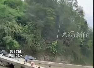 小車意外墜河倒扣水中被卡橋洞下 男子給女兒開家長會路上果斷跳河救人