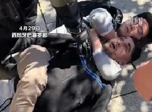 中国小伙在西班牙巴塞罗那遇小偷 当场裸绞锁喉擒贼