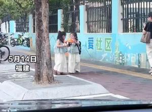 可可愛愛！雙胞胎姐妹放學(xué)后一個(gè)展示獎(jiǎng)狀，另一個(gè)展示饅頭  