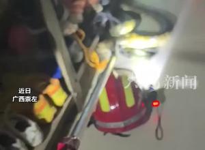 “專業捕蛇人”被蛇“偷襲”，崇左消防上演自營業務大挑戰