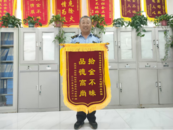 乘客遗落手包  公交驾驶员帮找回