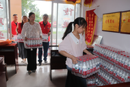 阜南一小學生用壓歲錢買水為中高考學子送清涼