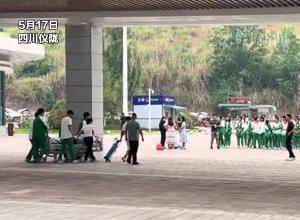 初三男孩重病住院 全班同學(xué)穿校服到醫(yī)院拍畢業(yè)照