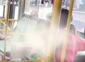 老人刷老年卡帶孫子乘車有空位 卻被司機要求站著不能坐 