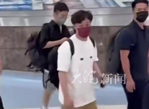 陳奕迅被傳“去世”后首次露面 現(xiàn)身臺(tái)灣高雄 低調(diào)出行 揮手向在場(chǎng)粉絲問(wèn)好
