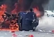 兩車相撞一車側翻燃起大火 一聲爆炸后男子冒險折返 竭盡全力徒手掰窗拖出傷員