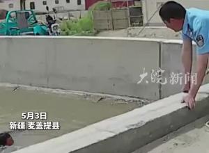 群眾意外墜入急流民警火速趕到現(xiàn)場(chǎng) 跳河救人