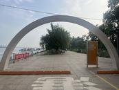 武漢一網紅大橋橋下被指圈起來收費  記者最新探訪：圍擋正在拆除