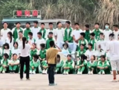 和全班同學(xué)在醫(yī)院拍完畢業(yè)照，病重男孩次日不幸離世