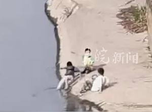 少年玩耍意外落水 退伍軍人一路狂奔縱身一躍 與人合力救起男童