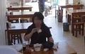女子用餐后将擦鼻涕纸扔进碗和罐子里引热议  当地回应：已关注此事，暂未找到该女子