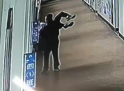 小學生被老師掐脖毆打，拎起身子探出3樓窗外，警方已立案