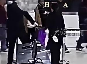 女子在貼身衛生巾里藏2003粒鉆石，總重616.43克拉價值超27萬，海關：已立案