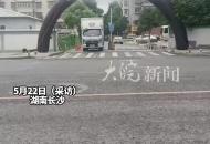 老人去世，家屬在小區門口 擺黑色“悼念”拱形門 
