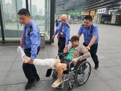 暖心！腿部骨折旅客被“抬”上火車