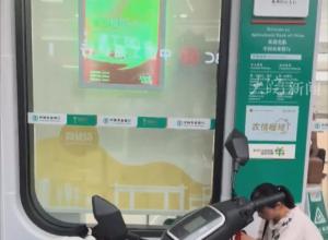 病重老人被要求親自取錢在銀行門口去世？
多方回應(yīng)