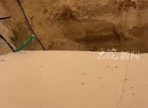 內蒙古一地出現大坑 坑底部有沙土涌動 部門回應：是煤礦采空塌陷區 相關部門已到現場處理