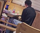 傣妹火鍋店顧客用餐具給狗喂食  店方回應(yīng)：相關(guān)餐具已消毒處理