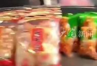 男子帶11歲二女兒和4歲外孫女自駕出游錢花光 民警仗義掏200相助