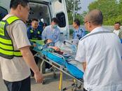 重癥老人轉(zhuǎn)院途中救護(hù)車拋錨，安徽高速上演“生命接力”