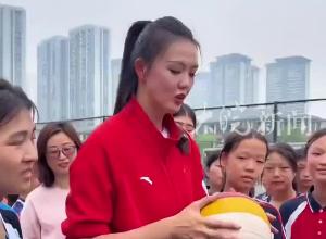 奧運冠軍張常寧走進安徽潁上縣第七中學 與學生們手把手交流互動