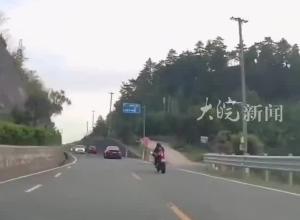 保時(shí)捷車主逆行超車撞倒摩托車 下車第一時(shí)間更換車牌 警方通報(bào)：刑拘！