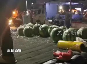 賣瓜大叔給公交車上的男生送了半個西瓜