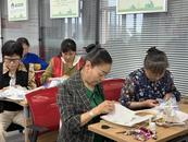 合肥包河区义城街道：母亲节约“绘” 把爱“袋”回家  