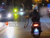 强得可怕！湖南一女子手抓大蛇骑车过市
